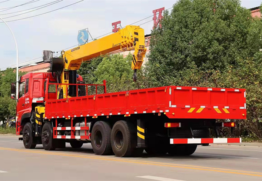 東風天龍前四後八程力16噸随車吊