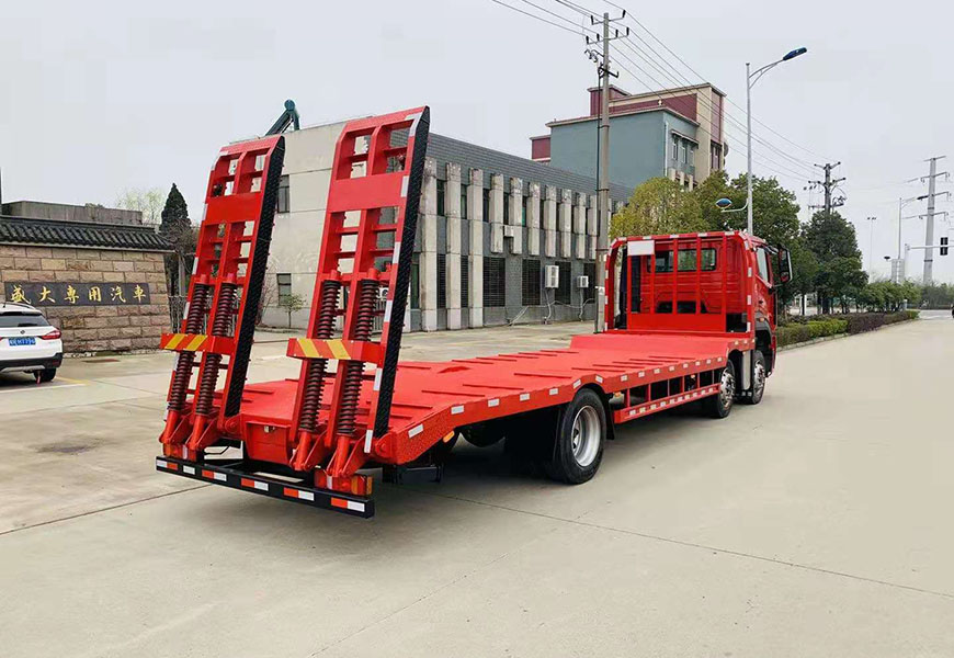 重汽豪沃小(xiǎo)三軸平闆運輸車