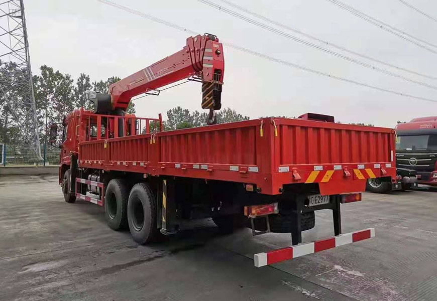 國(guó)六‬‬三環昊龍後八輪随車吊